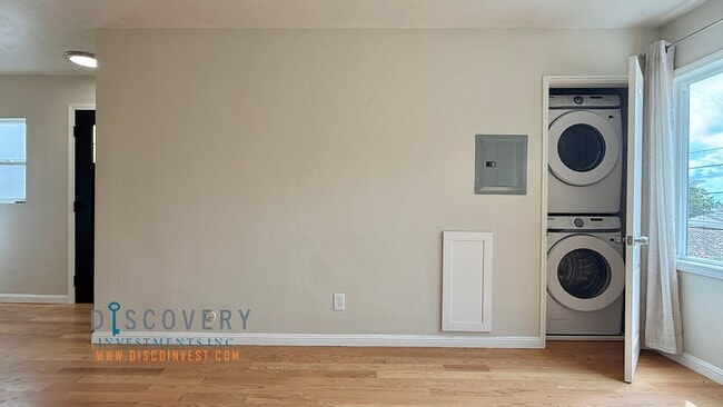 Building Photo - 4 Bedroom Mid-Century Oakmore Home With Views of Bay