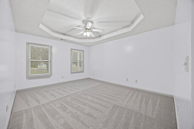 Building Photo - Beautiful 3-bed, 2 bath home in Hallmark G...