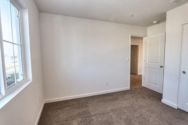 Building Photo - Beautiful Lincoln Home Available in May!