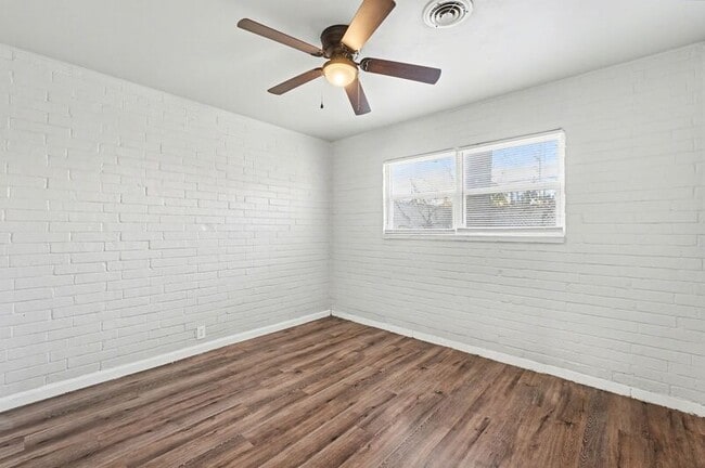 Building Photo - 704 W Oak St