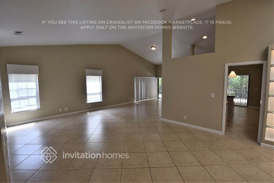 Building Photo - 7045 Golf Pointe Cir