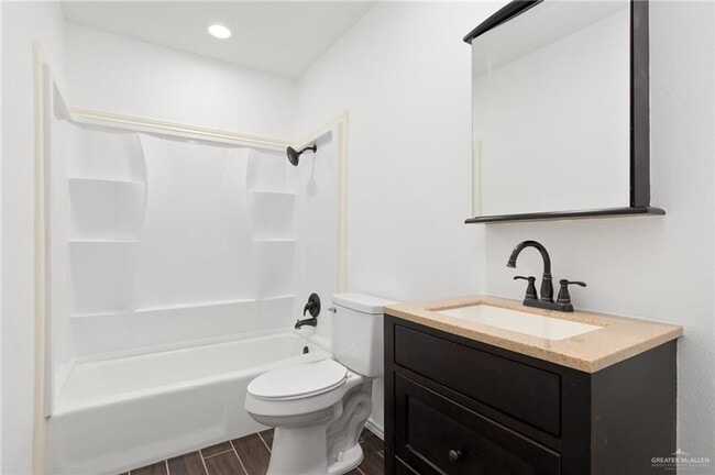 Building Photo - Centrally Located Apartment with Pool!!