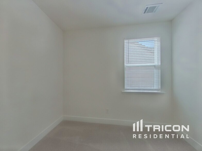 Building Photo - 45 Mayhaw Pt
