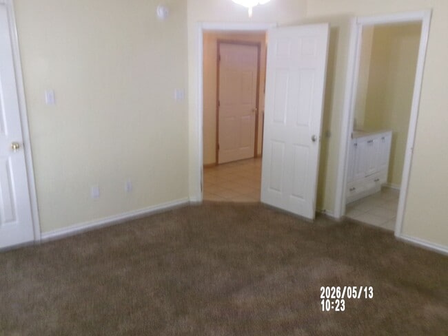 Building Photo - Charming Duplex $450.00 Off the first full Month's rent