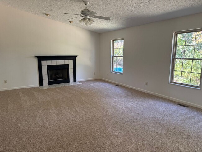 Building Photo - 4 Bedroom, 2.5 Bathroom Single Family Home...