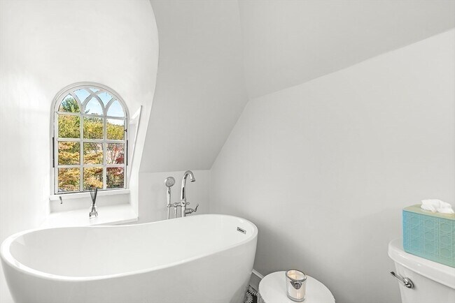 Building Photo - 2 Phillips Pond Rd