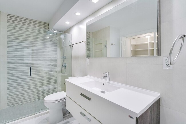 Building Photo - 6039 Collins Ave