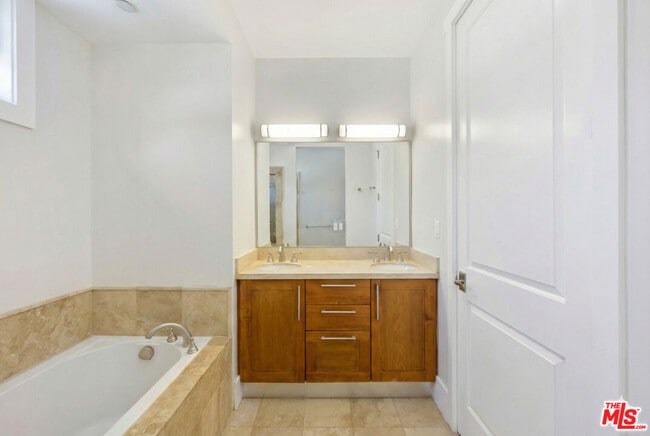 Building Photo - 2020 Holly Dr