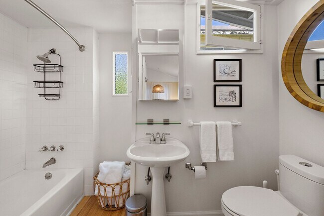 Building Photo - Woods Cove Furnished Cottage