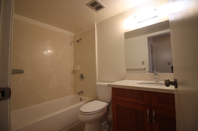Building Photo - 2 bed, 1 bath, 1 parking Unit available in...