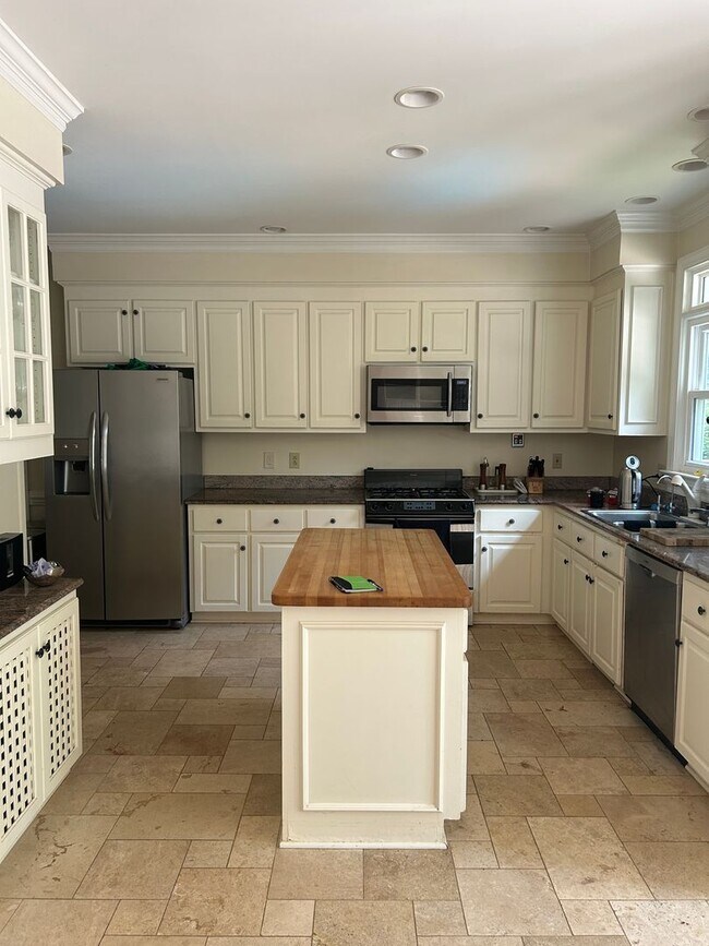 Building Photo - Stunning 6-Bedroom Home with Pool – Available Now
