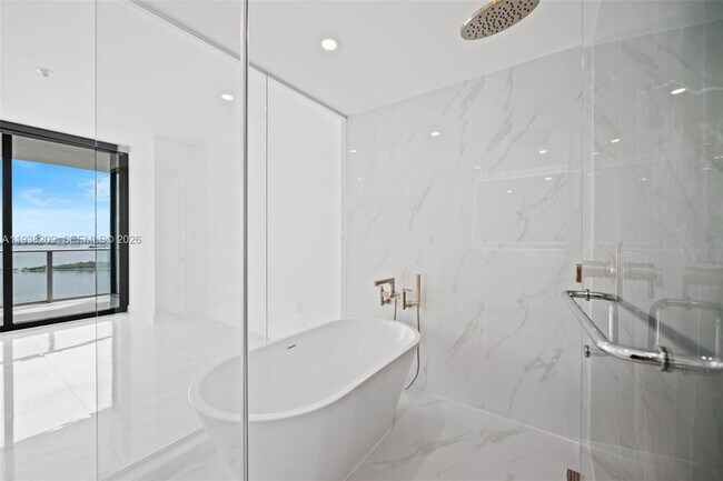 Building Photo - 700 NE 24th St