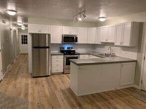 Building Photo - 387 900 E