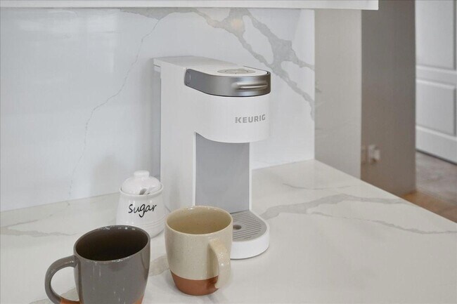 Building Photo - 1909 E Coral Tree Dr