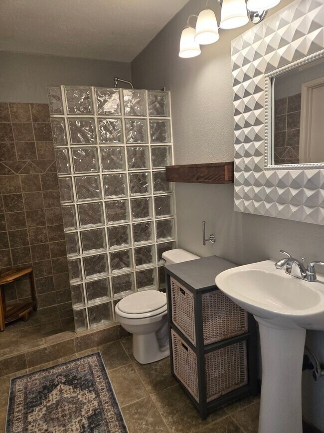 Building Photo - Beautiful two story, 3 bed, 1 full bath, 2...