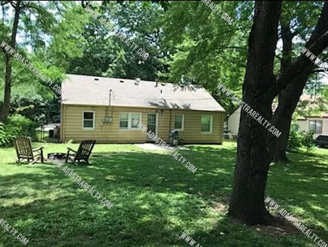 Building Photo - Beautiful Roeland Park Ranch-Available NOW!!