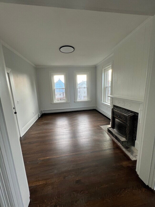 Building Photo - 185 Maple St