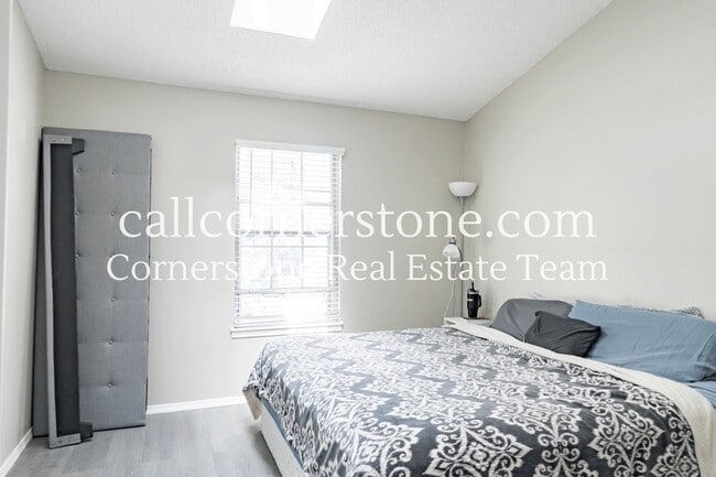 Building Photo - 3618 Queen Anne Way
