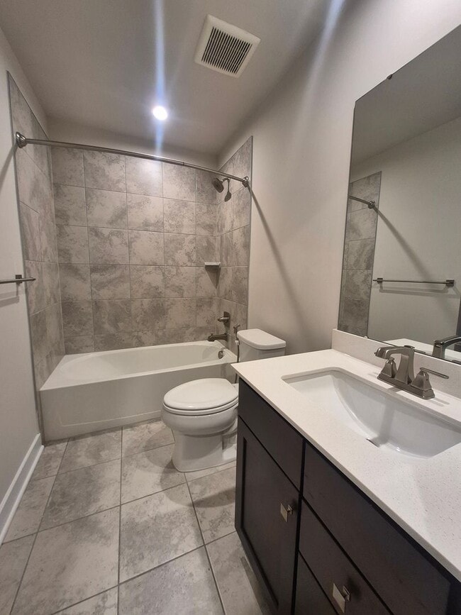 Building Photo - BEAUTIFUL END UNIT TOWNHOME IN NEW MARKET