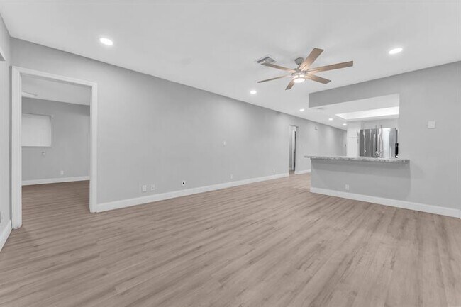 Building Photo - 7902 NW 70th Ct