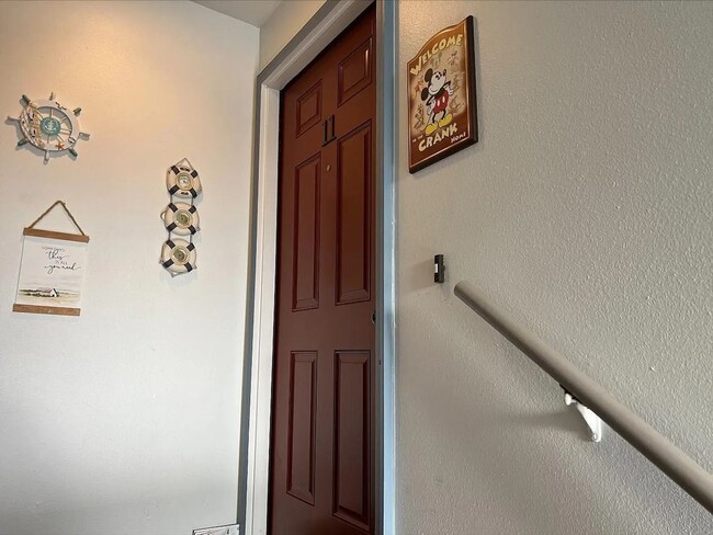 Building Photo - Furnished 2 bed/1 bath Apartment in Long Beach/All utilities Included