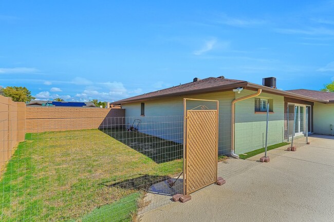 Building Photo - Spacious 6-Bedroom Pool Home Near ASU with 2-Car Garage