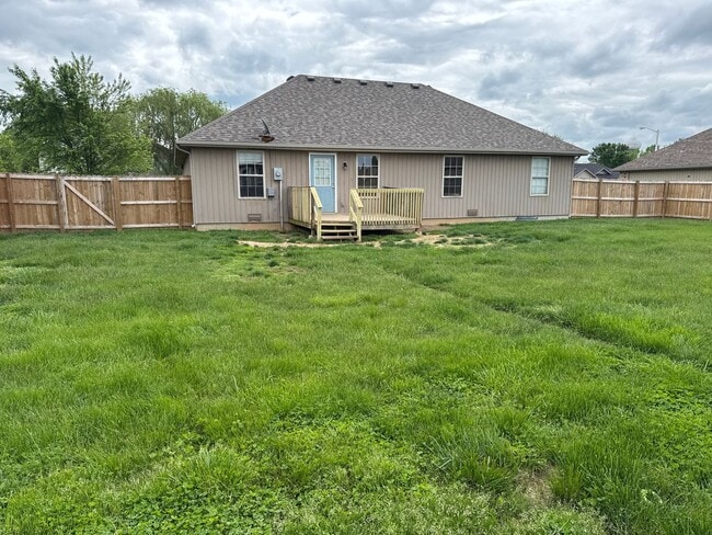 Building Photo - Strafford 3 Bedroom 2 Bath Beauty!  $1395