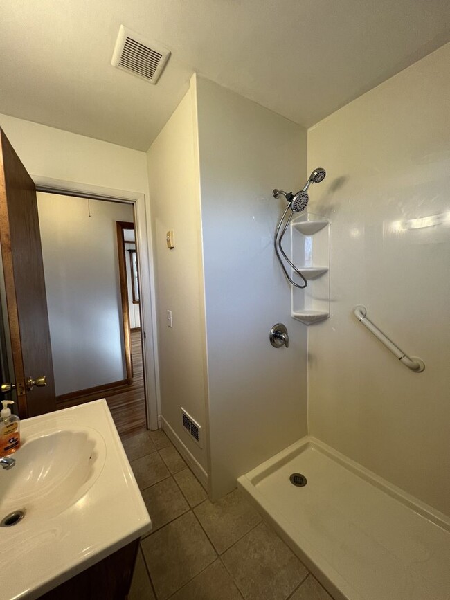 Building Photo - Single-Family Home with 2 Bedrooms and 1.5...