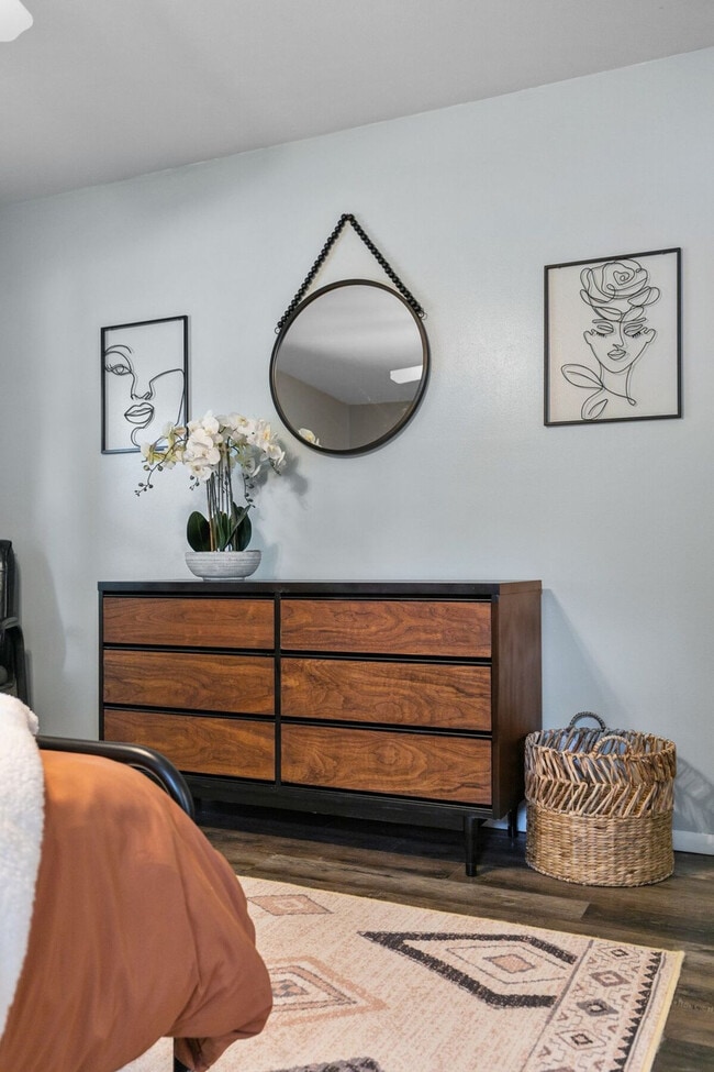 Building Photo - 733 W 4th St