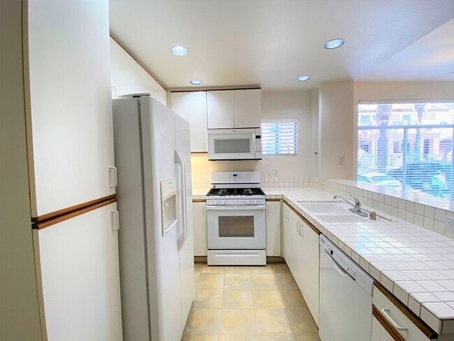 Building Photo - Desirable 2 Bedroom 2.5 Bathroom Townhome ...