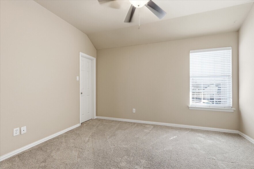 Building Photo - 1725 Brookview Dr