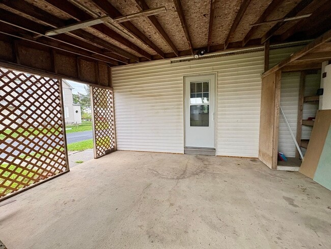 Building Photo - 3 Bedroom 1 Bathroom in Lebanon!