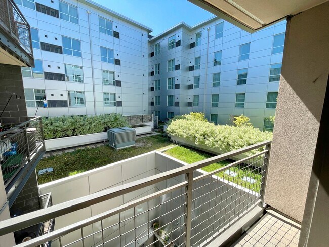 Building Photo - Bright Condo in NW Portland with Washer/Dr...