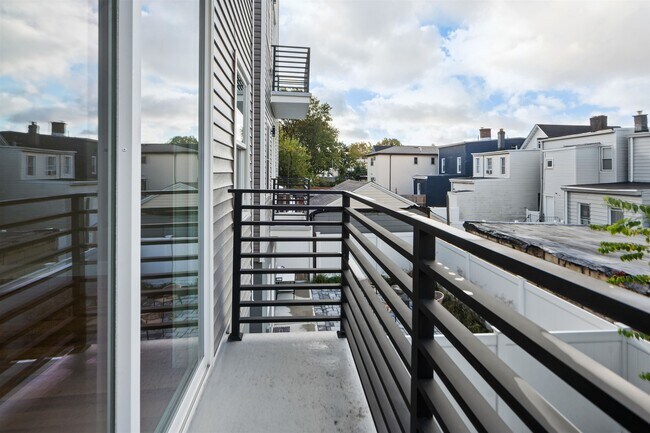 Building Photo - 277 Pearsall Ave