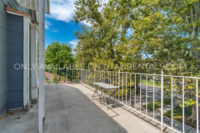 Building Photo - 1040 E 200 S
