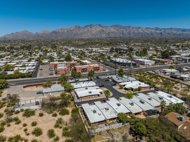 Building Photo - Fort Lowell Town Home