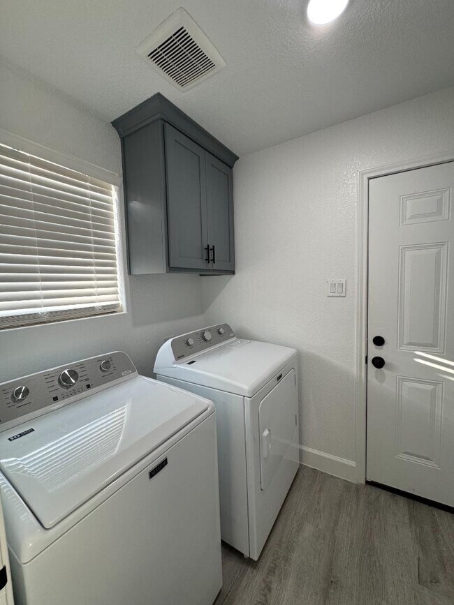 Building Photo - 7401 Anzac St