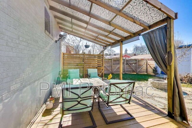 Building Photo - 1915 Henry Rd