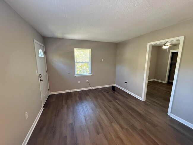 Building Photo - 213 N Ann St