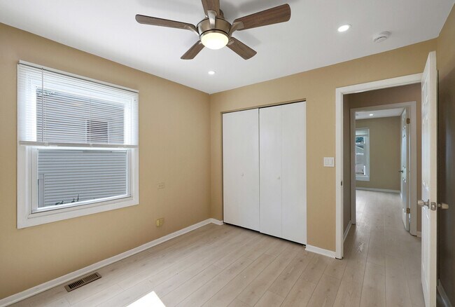 Building Photo - 1356 Larchmont Dr
