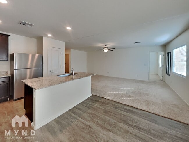 Building Photo - 282 S Oak St