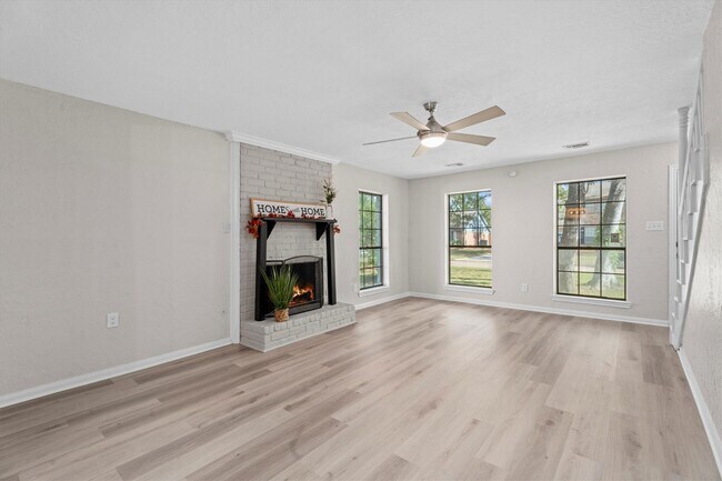 Building Photo - 16015 Southampton Dr