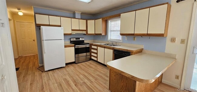 Building Photo - 323 Cushetunk Dr