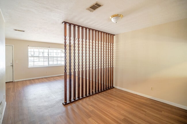 Building Photo - 3103 Pontiac Dr