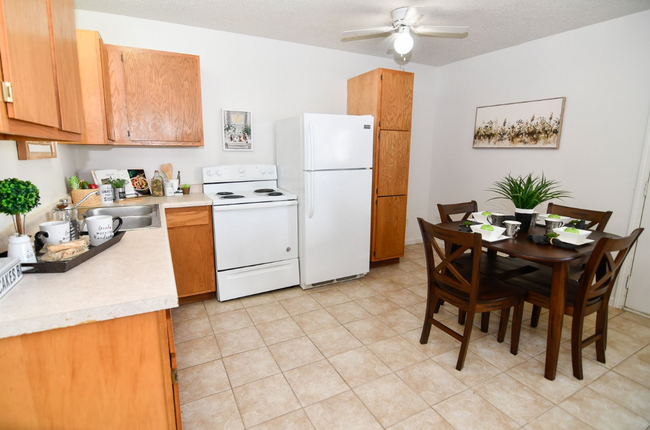 Building Photo - 3 Bedroom, Single-story Townhomes for rent...