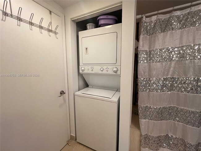 Building Photo - 1750 N Bayshore Dr