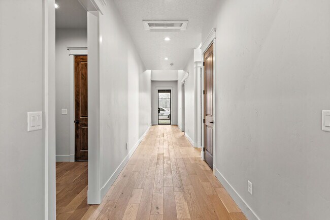 Building Photo - 116 S Carbon Rivet Ave