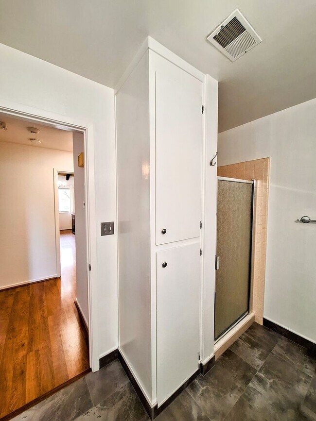 Building Photo - Spacious Second Floor 1bd Condo in Great P...
