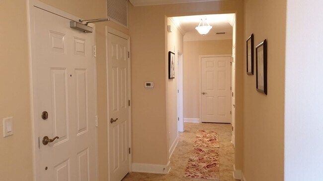 Building Photo - Stunning 3 bedroom top floor in Toscana FULLY FURNISHED