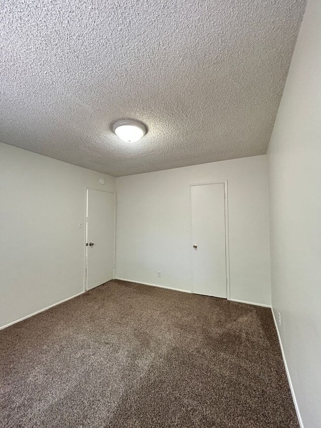 Building Photo - 416 E Oak St